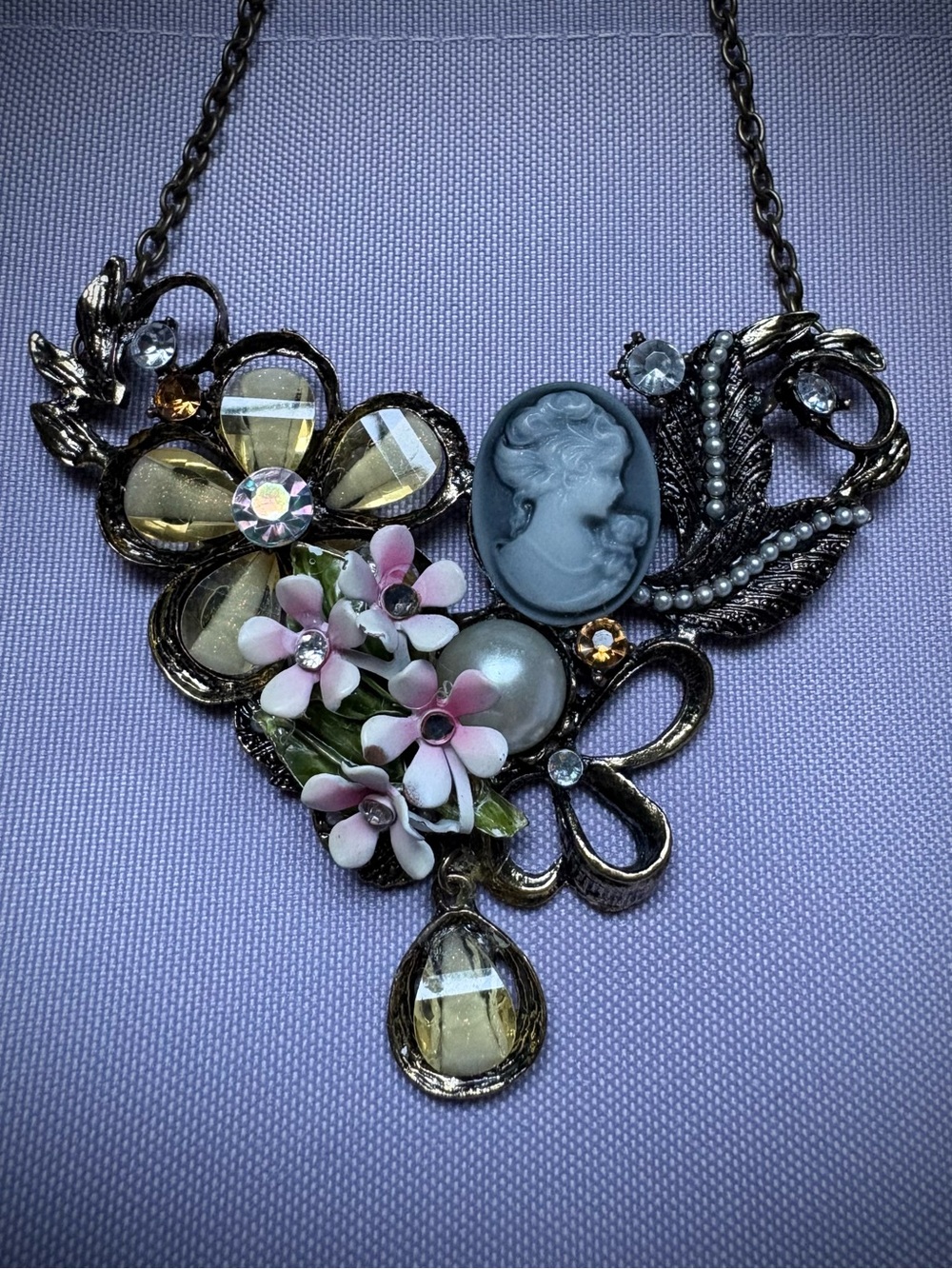 Vintage cameo pearl crystal flower necklace with magnetic closure